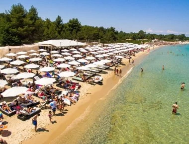 Πατέντα θεσσαλονικιού! Επάγγελμα: Ψεκαστής λαδιού στην παραλία! (βίντεο)